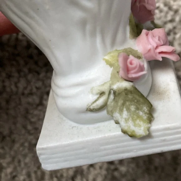 Vintage prayer hands over book and roses figurine - Picture 11 of 14